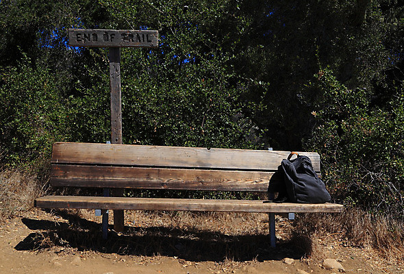포토 JPG 해외이미지 주간 벤치 가방 배낭 자국 자연 휴식 앉기 사람없음 야외 목재 가로 맑음 하이킹 끝 도착 무거움 종료 해외202004 해외포토 자연요소 나무 잡화 컨셉 의자 재료 모션 레저 날씨 무게 생태계 파일형식 이미지허브