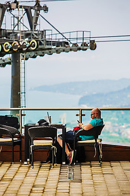 포토 JPG 해외이미지 백인 학생 라이프스타일 남자 안경 인터넷 통신 놀이 모바일 휴식 관리 한명 사람 앉기 야외 노트북 스마트폰 핸드폰 컴퓨터 독서 카페 게임 관찰 잡기 무선전화기 전화기 집중 단계 관심 문자메시지 소셜 심각 터치스크린 힙스터 카피스페이스 해외202004 해외포토 서양인 1 잡화 패션 컨셉 모션 생활 전자제품 스마트기기 상점 공백 메시지 파일형식 이미지허브