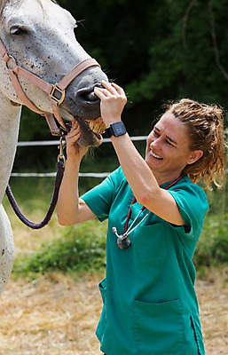 포토 JPG 해외이미지 동물 백인 직업 여자 밭 포유류 한명 미소 사람 약 농장 가축 목장 고통 시험 의사 시골 긴급 소 군중 확인 문서 외과 수의사 송아지 돌봄 송아지고기 스페인어 아랍어 해외202004 해외포토 서양인 1 교육 감정 새끼 농업 의학 모션 표정 병원 육류 의료진 파일형식 이미지허브