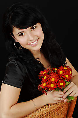 포토 JPG 해외이미지 백인 여자 꽃 꽃무늬 한명 빨간색 흰색 데이지 해외202004 해외포토 서양인 식물 1 컬러 무늬 사람 파일형식 이미지허브