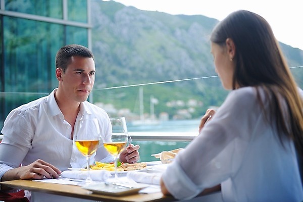 포토 JPG 해외이미지 커플 여자 남자 음식 바다 데이트 휴식 사랑 앉기 상반신 성인 야외 두명 옆모습 식당 와인 식사 연애 성인만 해외202004 해외포토 감정 뷰포인트 컨셉 관계 모션 주류 사람 상점 파일형식 이미지허브