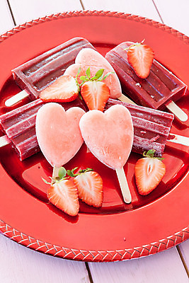 포토 JPG 해외이미지 음식 분홍색 과일 딸기 디저트 발렌타인데이 사탕 사랑 사람없음 장식 빨간색 세로 컬러풀 냉동 하트 신선 맛 산딸기 레시피 핸드메이드 해외202004 해외포토 모양 감정 컬러 컨셉 데이이벤트 파일형식 이미지허브