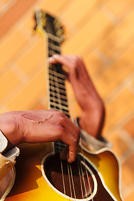 포토 JPG 해외이미지 남자 줄 음악 백그라운드 놀이 관리 사람 사람없음 야외 검은색 콘서트 공연 연주자 음악가 무대 기구 기타 잡기 악단 클래식 예술가 롤 기타리스트 뮤지컬 블루스 실행 플라멩코 플레이어 스타일 해외202004 해외포토 직업 예술 컬러 컨셉 모션 현악기 문화예술 이벤트 세계문화유산 파일형식 이미지허브