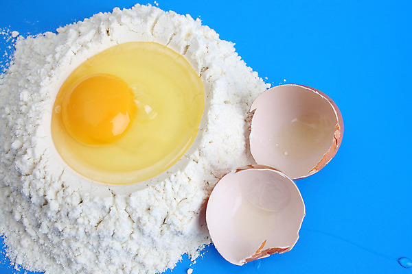 포토 JPG 해외이미지 음식 사람없음 파란색 계란 거품 껍질 오픈 굽기 준비 날것 밀가루 노른자 깨짐 해외202004 해외포토 컬러 컨셉 알 가루 구이 파일형식 이미지허브