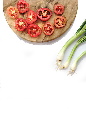 포토 JPG 해외이미지 토마토 식재료 방울토마토 단면 실내 사람없음 흰배경 파 나무도마 카피스페이스 해외202004 해외포토 백그라운드 채소 도마 내부 목재 공백 흰색 파일형식 이미지허브