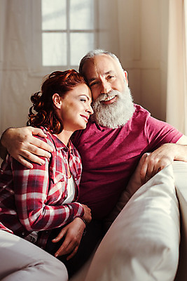 포토 JPG 해외이미지 백인 커플 행복 중년 관계 포옹 수염 함께함 실내 사랑 사람 앉기 두명 세로 소파 우정 빨간머리 정확 해외202004 해외포토 서양인 헤어스타일 감정 컨셉 의자 안기 모션 성인 내부 친구 파일형식 이미지허브