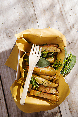 포토 JPG 해외이미지 실내 사람없음 하이앵글 감자튀김 담기 나무포크 해외202004 해외포토 뷰포인트 포크 모션 감자 내부 튀김 파일형식 이미지허브