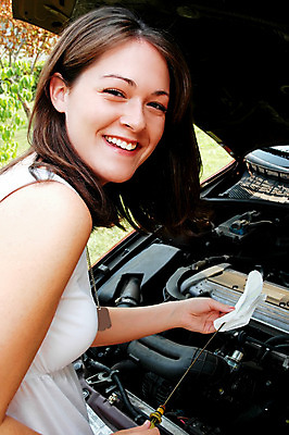 포토 JPG 해외이미지 여자 컨셉 교통시설 자동차 한명 사람 일상 10대 운전 확인 엔진 유지 자동 해외202004 해외포토 1 육상교통 교통 모션 청소년 라이프 시설 파일형식 이미지허브