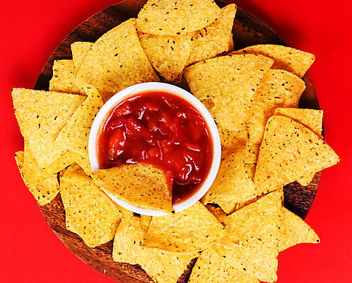 포토 JPG 해외이미지 실내 사람없음 하이앵글 나초 감자칩 빨간배경 해외202004 해외포토 음식 뷰포인트 백그라운드 내부 빨간색 과자 칩_음식 파일형식 이미지허브