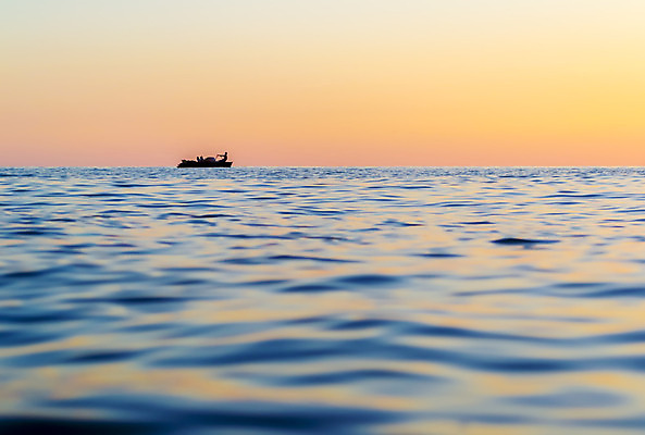 포토 JPG 해외이미지 1 실루엣 바다 분홍색 여행 자연 하늘 휴가 휴식 사람 풍경 사람없음 야외 물 여름 빛 햇빛 태양 반사 평화 맑음 보라색 황혼 일몰 광선 보트 고독 떨어짐 저녁 오브젝트 웨이브 천국 멀리 스카이라인 모터 조지아 수평선 해외202004 해외포토 자연요소 계절 감정 컬러 컨셉 배_교통 날씨 촬영기법 노을 야간 생태계 동유럽 파일형식 이미지허브