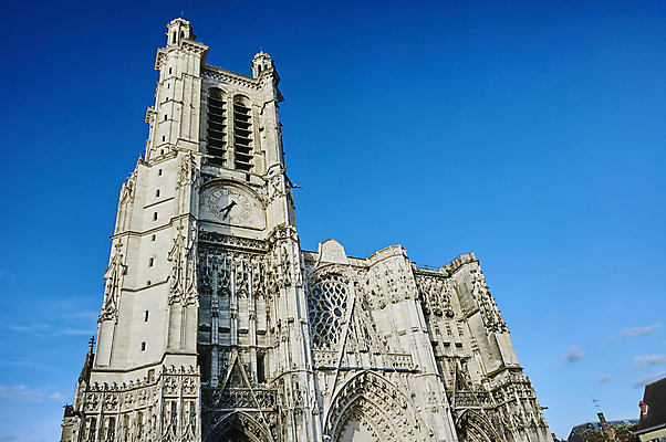 포토 JPG 해외이미지 구름 벽 시계 창문 하늘 사람없음 건물 장식 성당 교회 탑 프랑스 도시 중세 활 고딕 해외202004 해외포토 자연요소 건축물 유럽 종교건축 역사 파일형식 이미지허브