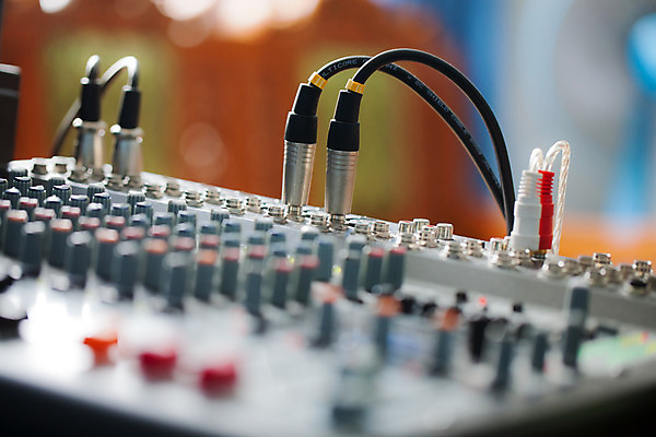 포토 JPG 해외이미지 직업 음악 손잡이 사람없음 컬러풀 디지털 소리 콘서트 장비 기구 볼륨 혼합 믹서 책상 라디오 전자 오디오 방송 아날로그 스위치 조절 노래방 위로 섞기 작곡가 조종장치 프로듀서 효과 해외202004 해외포토 컬러 가구 문화예술 전자제품 공연 음악가 파일형식 이미지허브