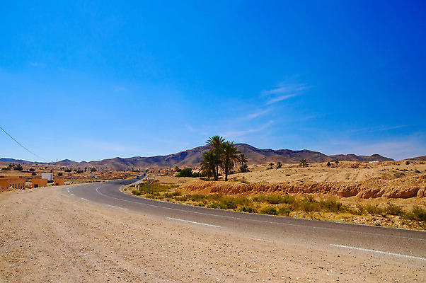 포토 JPG 해외이미지 도로 모래 여행 교통시설 자연 하늘 산 건조 풍경 사람없음 야외 여름 파란색 햇빛 태양 노란색 계곡 운전 사막 자유 고속도로 중앙 고독 아스팔트 땅 모래언덕 아라비아 동쪽 두바이 무한 방법 수평선 해외202004 해외포토 자연요소 계절 감정 길 컬러 교통 컨셉 모션 방향 언덕 시설 생태계 아랍에미리트 파일형식 이미지허브