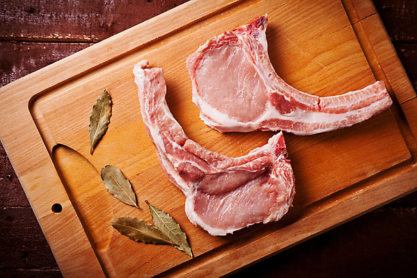 포토 JPG 해외이미지 음식 분홍색 실내 육류 돼지고기 사람없음 목재 빨간색 갈색 노란색 검은색 닫기 허브 질감 날것 해외202004 해외포토 나무 식물 컬러 식재료 재료 모션 내부 파일형식 이미지허브