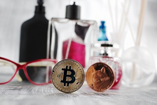 포토 JPG 해외이미지 안경 돈 사람없음 고양이 저축 향수 무역 투자 향기 결제 해외202004 해외포토 잡화 산업 비즈니스 포유류 금융 반려동물 화장품 재산 냄새 파일형식 이미지허브