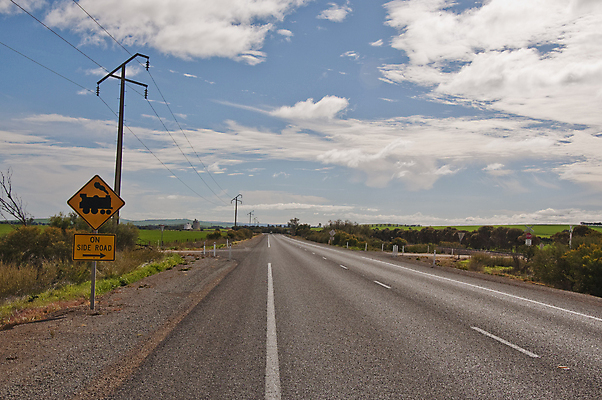 포토 JPG 해외이미지 도로 여행 자연 파노라마 풍경 사람없음 빨간색 운전 사막 시골 고속도로 호주 땅 장면 남쪽 오지 해외202004 해외포토 길 컬러 교통시설 모션 촬영기법 오세아니아 방향 생태계 파일형식 이미지허브