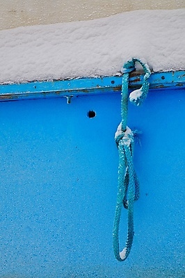 포토 JPG 해외이미지 밧줄 겨울 교통시설 사람없음 파란색 얼음 보트 서리 해외202004 해외포토 자연요소 계절 줄 컬러 교통 배_교통 시설 파일형식 이미지허브