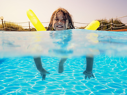 포토 JPG 해외이미지 백인 여자 수영복 행복 감정 어린이 스포츠 이동 장난 놀이 휴가 한명 사람 물 여름 파란색 수중 수영 기쁨 젖음 흰색 투명 아래 수영선수 추적 해외202004 해외포토 자연요소 서양인 1 옷 계절 컬러 컨셉 모션 운동선수 수상스포츠 방향 위치 파일형식 이미지허브