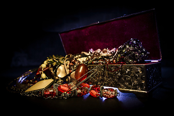 포토 JPG 해외이미지 목걸이 팔찌 선물 사람없음 빛 상자 노란색 유행 금속 검은색 수확 골동품 바위 오픈 재산 황금 고급 은색 컨테이너 보석 가득함 해적 보물 궤 옛날 해외202004 해외포토 산업 컬러 컨셉 농업 장신구 재질 금융 돌_바위 광석 도둑 파일형식 이미지허브