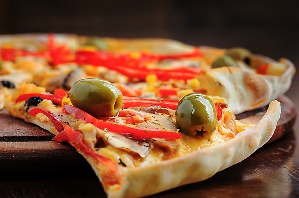 포토 JPG 해외이미지 전통 음식 조각 토마토 부분 고추 치즈 피자 패스트푸드 건강 육류 요리 사람없음 빨간색 초록색 식당 식사 저녁식사 버섯 이탈리아 껍질 클래식 이탈리아음식 맛 정크푸드 자르기 굽기 준비 올리브 후추 점심식사 모짜렐라치즈 얇은 페스츄리 해외202004 해외포토 열매 유럽 빵 컬러 컨셉 채소 식재료 모션 유제품 서양음식 상점 인스턴트 구이 향신료 파일형식 이미지허브