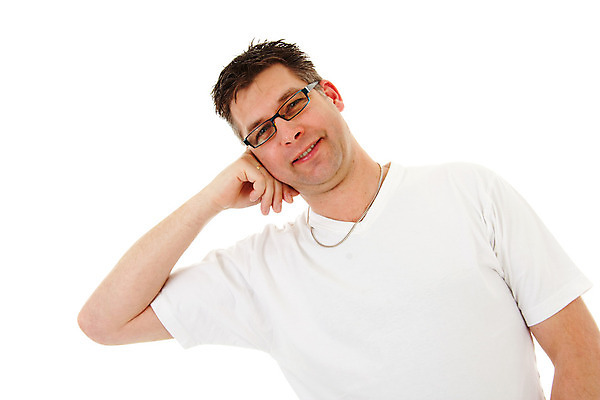 포토 JPG 해외이미지 1 응시 남자 안경 무기 얼굴 포즈 티셔츠 한명 사람 기댐 흰색 자르기 고립 해외202004 해외포토 시선 잡화 컬러 셔츠 모션 신체부위 파일형식 이미지허브