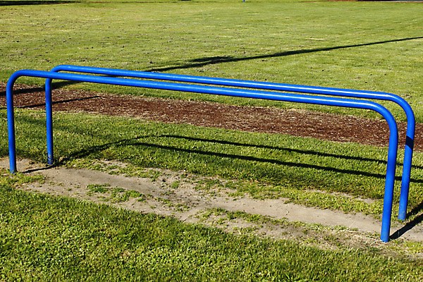 포토 JPG 해외이미지 스포츠 2 신체 학교 자연 건강 사람없음 야외 옆모습 가로 세로 초록색 파란색 운동 금속 맑음 힘 봄 장비 기구 바 쌍 그리기 연습 체조 일반 평행 땅바닥 해외202004 해외포토 계절 교육 뷰포인트 컬러 모션 재질 날씨 바닥 생태계 파일형식 이미지허브