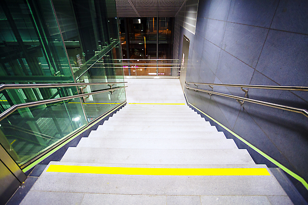 포토 JPG 해외이미지 여행 비즈니스 건축양식 모션 실내 사람없음 내부 건물 계단 기차 도시 비엔나 오스트리아 전철 역 쇼핑몰 에스컬레이터 일반 단계 방법 해외202004 해외포토 건축물 건축 유럽 육상교통 교통시설 대중교통 파일형식 이미지허브