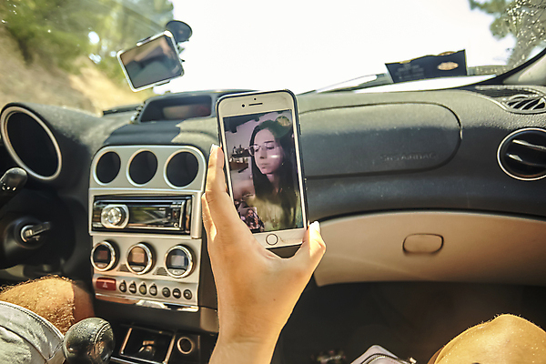 포토 JPG 해외이미지 라이프스타일 손 여행 컨셉 인터넷 통신 손가락 자동차 모바일 미래 거리 대화 사람 사람없음 신체부위 전자제품 스마트폰 핸드폰 컴퓨터 스크린 모니터 외침 운전 도시 판넬 운전사 어플리케이션 연결 부름 온라인 동영상 혁명 계기판 답변 자동 해외202004 해외포토 직업 육상교통 모션 말하기 생활 스마트기기 소리 파일형식 이미지허브