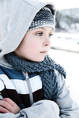 포토 JPG 해외이미지 백인 라이프스타일 계절 행복 어린이 겨울 장난 자연 한명 사람 소년 청년 야외 파란색 환경 목도리 재킷 추위 표현 내추럴 결백 해외202004 해외포토 서양인 1 잡화 남자 감정 컬러 성인 생활 외투 생태계 파일형식 이미지허브