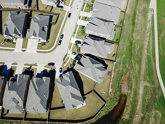 포토 JPG 해외이미지 공원 도로 패턴 가족 자국 지붕 새로움 거리 주택 안테나 풍경 잔디 사람없음 건물 도시풍경 쌓기 정원 미국 차도 도시 고속도로 재산 정상 옥상 싱글 커뮤니티 타운 이웃 대출 개발 교외 구름다리 드론 줄서기 진짜 차고 텍사스 해외202004 해외포토 식물 건축물 공공시설 길 컨셉 북아메리카 무늬 통신 관계 교통시설 모션 금융 다리_건축물 파일형식 이미지허브