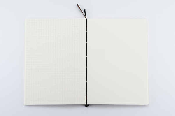 포토 JPG 해외이미지 학생 교육 종이 백그라운드 컨셉 비즈니스 학교 설계 사람없음 책 가로 펜 갈색 검은색 쪽지 공책 공백 흰색 기록 업무 오픈 편지 책상 페이지 시트 나누기 목차 해외202004 해외포토 컬러 가구 문구용품 필기구 작업 수학 사칙연산 파일형식 이미지허브