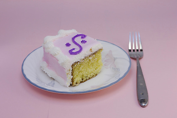 포토 JPG 해외이미지 접시 음식 분홍색 포크 디저트 사람없음 장식 컬러풀 노란색 파티 케이크 보라색 얼음 흰색 대접 달콤 프로스팅 해외202004 해외포토 자연요소 식기 컬러 이벤트 맛 제빵 파일형식 이미지허브