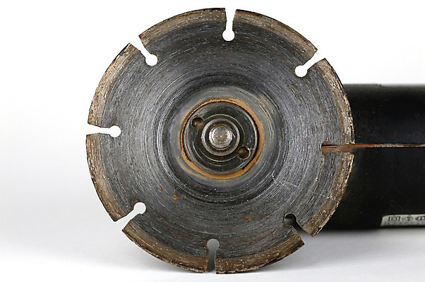 포토 JPG 해외이미지 손 산업 노르웨이 사람없음 금속 힘 기계 기구 도구 공구 업무 작업 뜨거움 원형 작업실 가장자리 위험 자르기 철 묘사 각도 먼지 고립 쉬운 중고 철강 커터 해외202004 해외포토 도형 유럽 컨셉 모션 재질 신체부위 둘레 파일형식 이미지허브