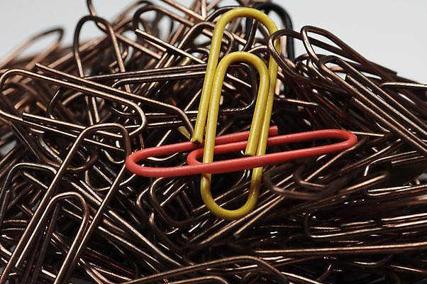 포토 JPG 해외이미지 종이 길 비즈니스 추상 사람없음 빨간색 금융 사무실 노란색 금속 도구 공구 조직 연결 자르기 책상 준비 클립 비서 소매 고립 해외202004 해외포토 직업 컬러 가구 무늬 모션 재질 경제 파일형식 이미지허브