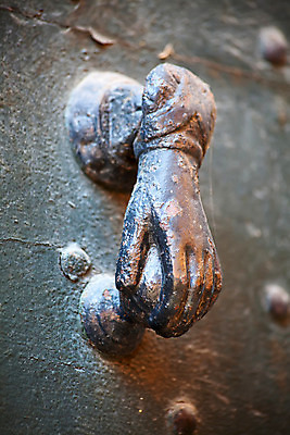 포토 JPG 해외이미지 전통 디자인 문화 백그라운드 건축양식 주택 손잡이 안전 사람없음 건물 목재 장식 문 금속 검은색 골동품 반지 원형 화려 중세 심볼 묘사 잠금 보안 대문 베네치아 문고리 청동 그런지 노크 놋쇠 옛날 스타일 해외202004 해외포토 도형 나무 건축물 건축 컬러 컨셉 재료 장신구 재질 이탈리아 역사 파일형식 이미지허브