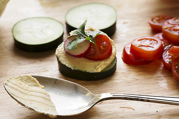 포토 JPG 해외이미지 음식 조각 토마토 채소 오이 요리 사람없음 숟가락 준비 건강식 채식주의자 타파스 비건 해외202004 해외포토 수저 애피타이저 채식 파일형식 이미지허브
