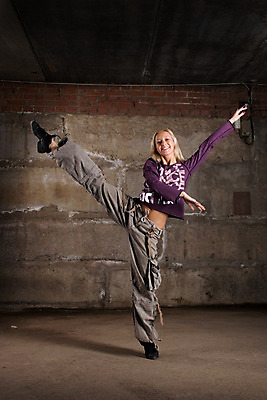 포토 JPG 해외이미지 긴머리 옷 여자 감정 벽 스포츠 포즈 백그라운드 운동화 셔츠 바지 모션 벽돌 거리 건강 힙합 한명 성인 야외 운동 점프 연주자 회색 도시 정상 시원함 트레이너 에어로빅 랩 스타일 유흥 해외202004 해외포토 1 헤어스타일 음악 컬러 신발 상의 하의 사람 헬스 음악가 춤 파일형식 이미지허브