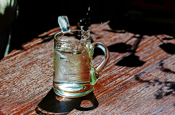 포토 JPG 해외이미지 꽃 유리 탁자 그림자 사람없음 목재 물 반사 갈색 얼음 수확 골동품 물방울 투명 떨어짐 질감 복고 분무기 해외202004 해외포토 자연요소 나무 식물 컬러 가구 컨셉 농업 재료 재질 파일형식 이미지허브