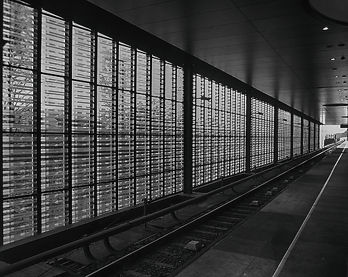 포토 JPG 해외이미지 벽 유리 사람없음 검은색 흰색 도시 전철 역 트랙 해외202004 해외포토 육상교통 컬러 교통시설 재질 대중교통 파일형식 이미지허브