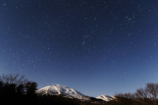 포토 JPG 해외이미지 나무 구름 공원 실루엣 별 섬 여행 겨울 자연 하늘 산 풍경 사람없음 야외 일본 어둠 황혼 일몰 새벽 탐험 안개 시골 소나무 야간 숲 신비 시력 화산 은하계 암초 천문학 방법 전국 해외202004 해외포토 자연요소 식물 계절 공공시설 교육 아시아 컨셉 날씨 촬영기법 노을 생태계 파일형식 이미지허브