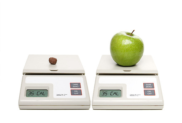 포토 JPG 해외이미지 음식 다이어트 과일 디저트 건강 사탕 사람없음 초콜릿 비교 달콤 떨어짐 사과 몸무게 눈금 칼로리 영양분 해외202004 해외포토 컨셉 맛 파일형식 이미지허브