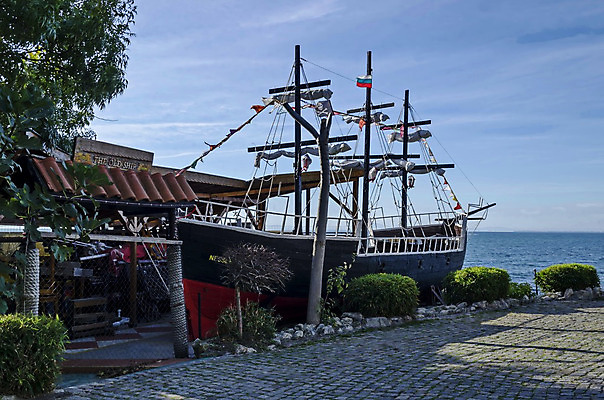 포토 JPG 해외이미지 나무 구름 디자인 계절 유럽 바다 여행 겨울 건축양식 자연 하늘 항해 미술 사람없음 장식 물 파란색 평화 항구 검은색 골동품 가을 깃발 보트 크루즈 함선 공상 해적 타운 네비게이션 돛대 불가리아 옛날 조작 해외202004 해외포토 자연요소 식물 건축 나라 컬러 컨셉 배_교통 교통시설 문화예술 도시 도둑 생태계 파일형식 남유럽 이미지허브