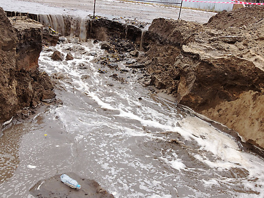 포토 JPG 해외이미지 산업 모래 자연 사람없음 야외 물 강 갈색 환경 연못 오픈 액체 개울 지저분함 쓰레기 폐기물 위험 플라스틱 왼쪽 생태계 먼지 문제 낭비 배수구 폐수 해외202004 해외포토 자연요소 컬러 컨셉 재질 감각 환경오염 방향 파일형식 이미지허브