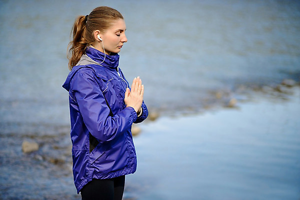 포토 JPG 해외이미지 라이프스타일 손 공원 여자 선 스포츠 포즈 신체 요가 자연 아침 휴식 건강 한명 사람 풍경 성인 야외 파란색 강 운동 평화 화목 흰색 집중 연습 명상 내추럴 돌봄 해외202004 해외포토 주간 1 웰빙 공공시설 컬러 컨셉 모션 생활 신체부위 생태계 파일형식 이미지허브