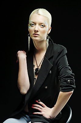 포토 JPG 해외이미지 모양 여자 얼굴 실내 한명 사람 빛 금발 머리 유행 해외202004 해외포토 1 헤어스타일 내부 신체부위 파일형식 이미지허브