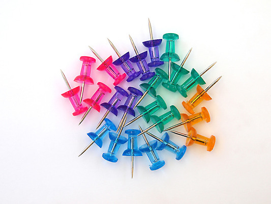 포토 JPG 해외이미지 분홍색 종류 사람없음 빨간색 초록색 파란색 컬러풀 노란색 여러개 엄지손가락 흰색 공구 조직 압정 은색 플라스틱 방향 오브젝트 날카로움 고정 모음 색동 해외202004 해외포토 컬러 다수 손가락 재질 한글 사무용품 도구 파일형식 이미지허브