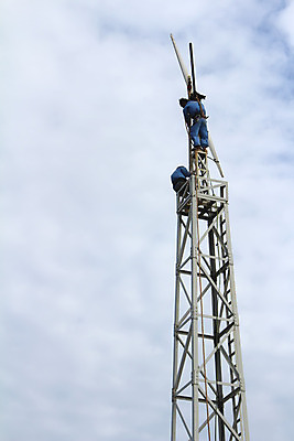 포토 JPG 해외이미지 산업 바람 노동자 사람없음 초록색 농장 환경 탑 힘 재활용 장비 풍차 발전기 에너지 업무 작업 칼날 수리 기중기 프로펠러 고정 짐차 유지 해외202004 해외포토 자연요소 직업 건축물 컬러 농업 자동차 날씨 발전소 중장비 친환경 파일형식 이미지허브