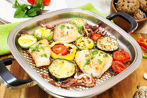 포토 JPG 해외이미지 접시 음식 주방용품 파프리카 마늘 어류 요리 사람없음 장식 빛 식당 식사 저녁식사 이탈리아 튀김 그릴 바비큐 굽기 지중해 먹기 레몬 해산물 피부 오징어 문어 칼로리 튜브 촉수 그리스인 점심식사 세피아 스테인레스 해외202004 해외포토 서양인 식기 유럽 바다 생활용품 채소 과일 모션 연체동물 촬영기법 신체부위 상점 수중동물 구이 파일형식 이미지허브