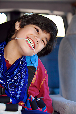 포토 JPG 해외이미지 행복 여유 여행 교통시설 자동차 태국 휴식 실내 한명 미소 안전 앉기 소년 파란색 장애인 장애 혼혈 해외202004 해외포토 1 남자 감정 아시아 어린이 육상교통 컬러 교통 컨셉 모션 표정 사람 내부 시설 다문화 파일형식 이미지허브