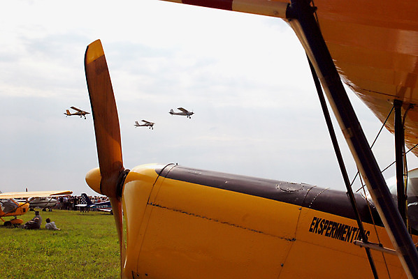 포토 JPG 해외이미지 1 여자 남자 날개 하늘 휴가 3 그림자 설명 사람 취미 사람없음 태양 축제 군중 땅 전시회 항공 쇼 글라이더 대패 해외202004 해외포토 자연요소 모션 전시 파일형식 이미지허브